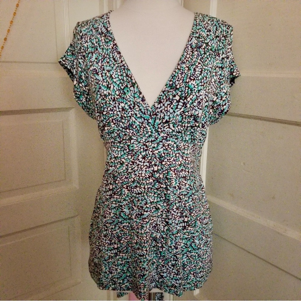 BCBG MaxAzria Abstract Print Crossover V-Neck Top L Back Tie Stretch